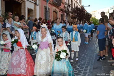 Guapas festeras en la ofrenda