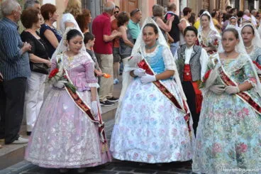 Inicio del desfile de la comisión juvenil fogueres 2016