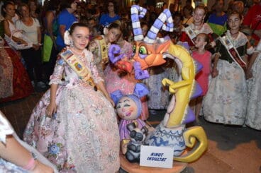 Itziar Bertomeu con el ninot indultat
