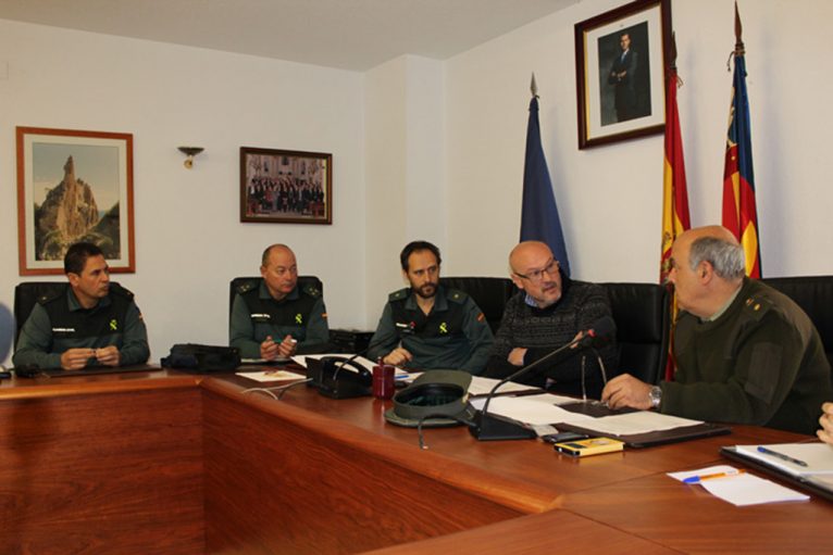 Josep Femenia reunido con miembros de la Guardia Civil