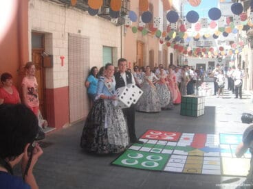 Jugando al parchis en la calle engalada