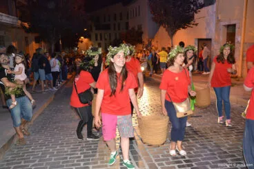 La penya La Bakanal repartiendo fabes