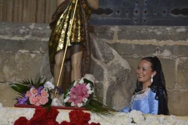 La presidenta de Fogueres ofreciendo el ramo