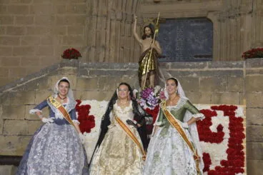 La Reina con sus damas ante San Joan