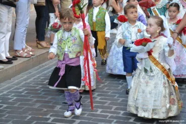 Los peques en la ofrenda floral