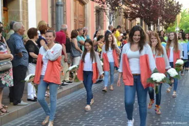 Lucía Catalá con su penya en la ofrenda
