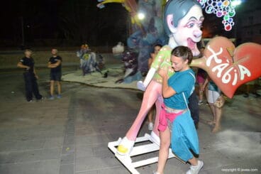 Mar Asenjo con el ninot indultat
