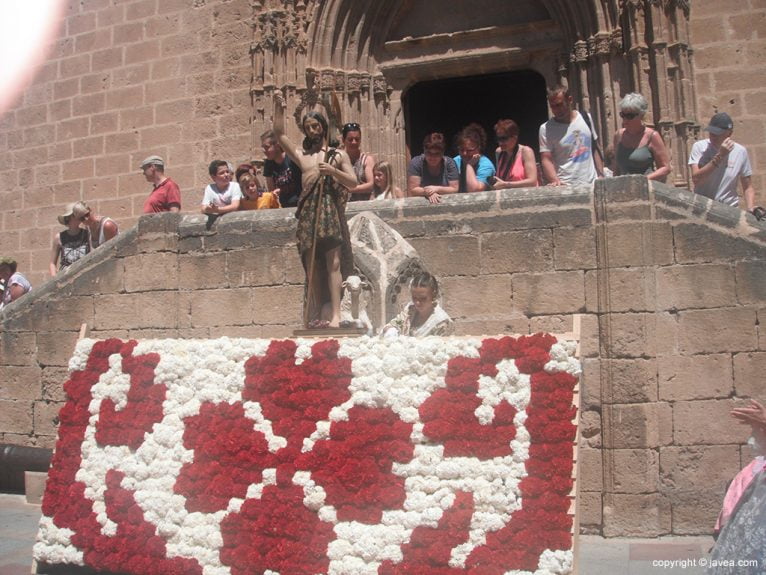 Mar Asenjo making the offering to San Joan