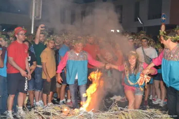 Mar Asenjo saltando la hoguera