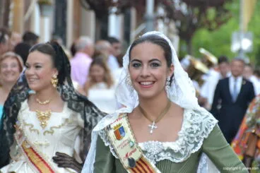 María Buigues sonriendo en la ofrenda floral