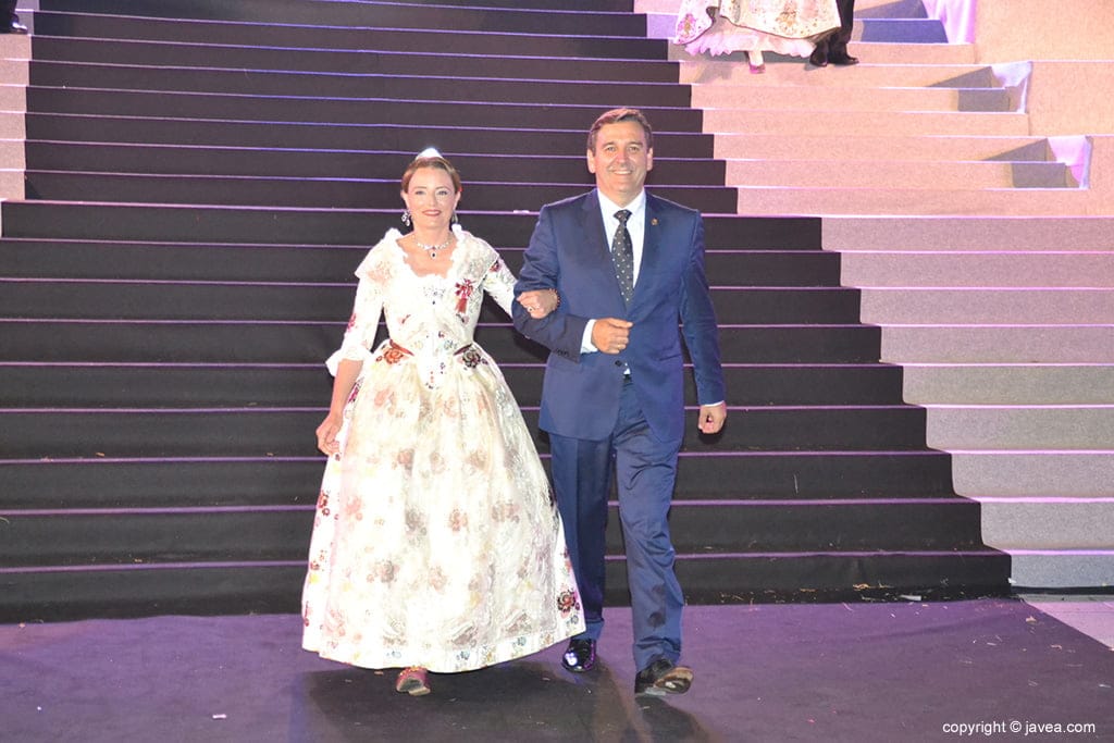 Mavi Pérez y Antonio Miragall en la presentación de la reina de Fogueres