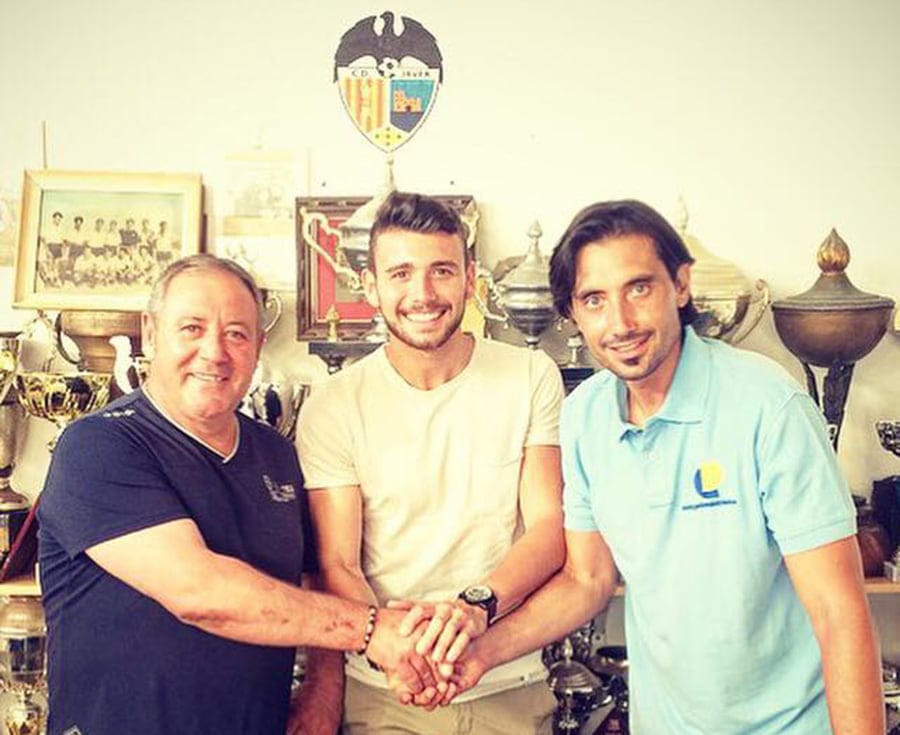 Michael Tomas junto a Estrada y un directivo del CD Jávea