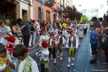 Mucho público siguendo la ofrenda