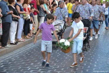 Niños con un cabaset de flores