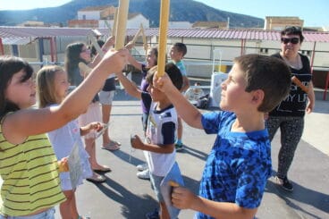 Niños y niñas ensayando las danzas populares