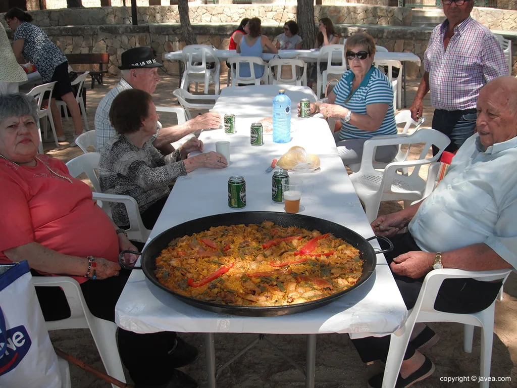 Una de las mesas con su paella