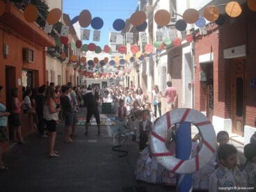 Los niños llegando a una calle engalada