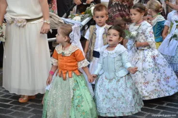 Pequeñas festeras en la ofrenda