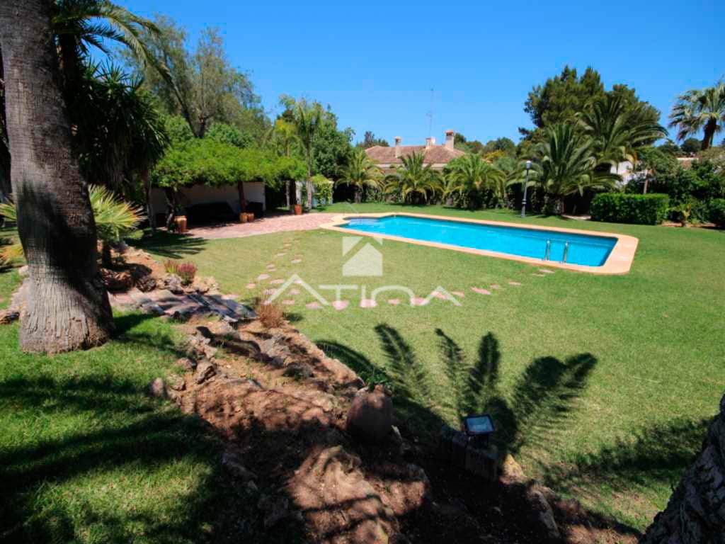Piscina de la casa Atina Inmobiliaria