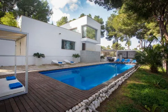 Piscina-y-jardin-casa-Ramon-Aguila-Rent-a-Villa