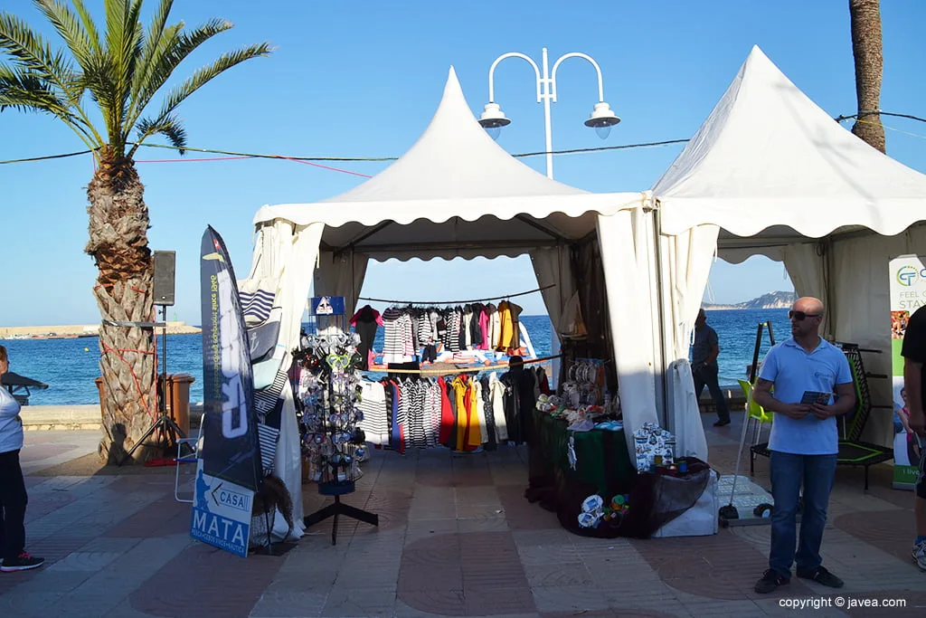 Puesto de ropa marinera