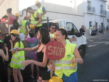 Quintos disfrazados de trabajadores municipales de obras