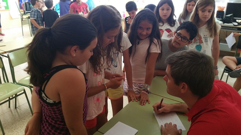 Rafa Andarias firmando a los alumnos