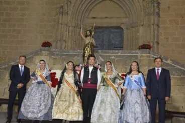 Reina con las damas y los presidentes de Fogueres junto a las autoridades