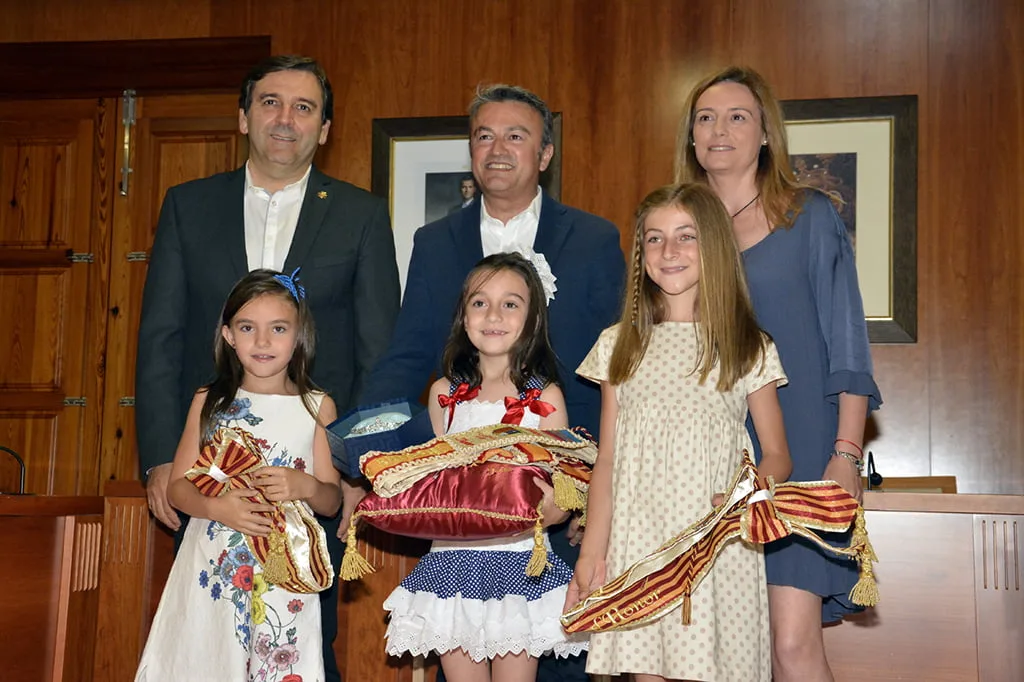 Reina Infantil Fogueres 2016 y sus damas