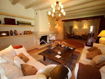Salón con chimenea