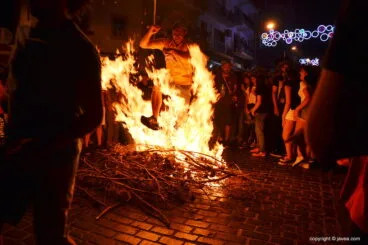 Salto en penumbra de la hoguera