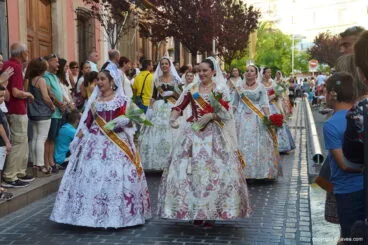Señoritas vestidas con el traje regional
