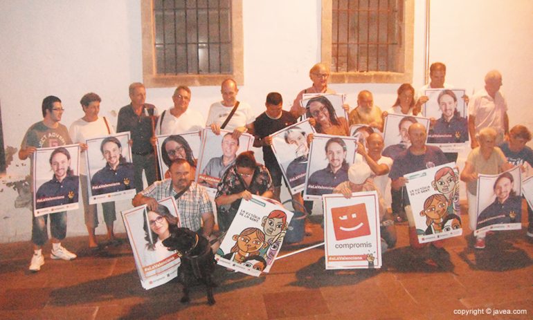 Simpatizantes de Compromís y Podemos con carteles