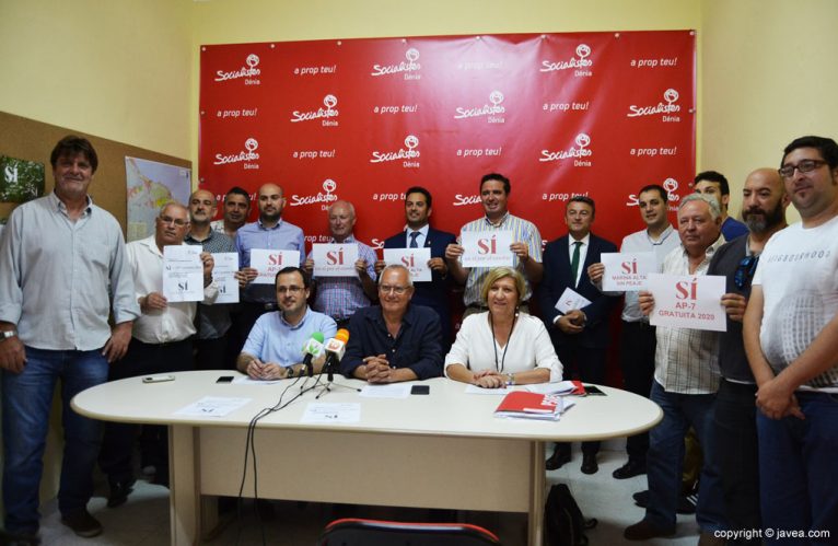 Socialistas de la comarca firmando el manifiesto para la liberación de la AP7