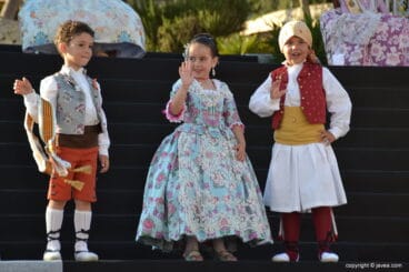 Sonrientes miembros de la comisión infantil 2016
