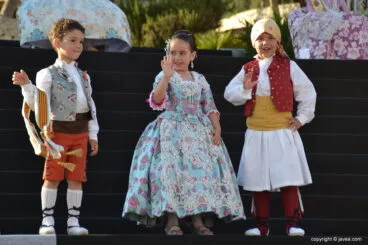Sonrientes miembros de la comisión infantil 2016