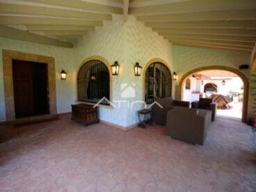 Terraza cubierta en casa El Tosalet de Atina Inmobiliaria