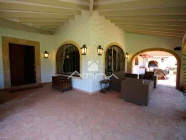 Terraza cubierta en casa El Tosalet de Atina Inmobiliaria