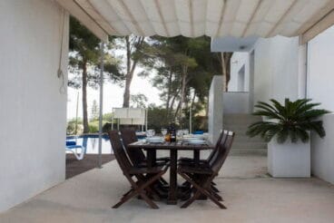 Terraza y sillas Aguila Rent a Villa