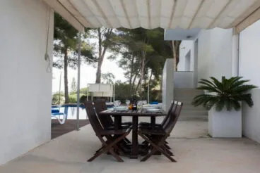 Terraza y sillas Aguila Rent a Villa
