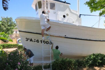 Trabajos de mantenimiento en el barco Chorroll