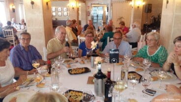 Una de las mesas de los asistentes a la comida