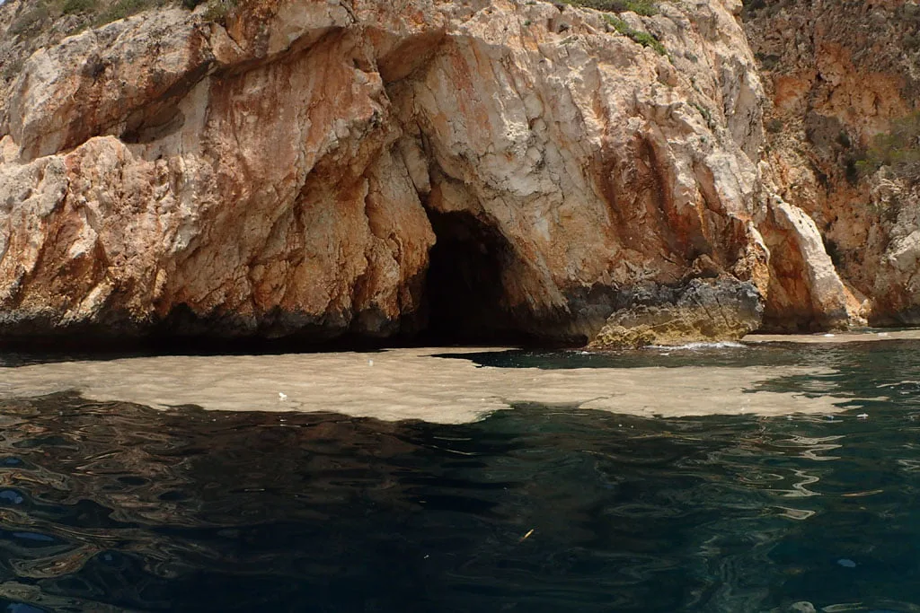 Vertido en la playa de Jávea