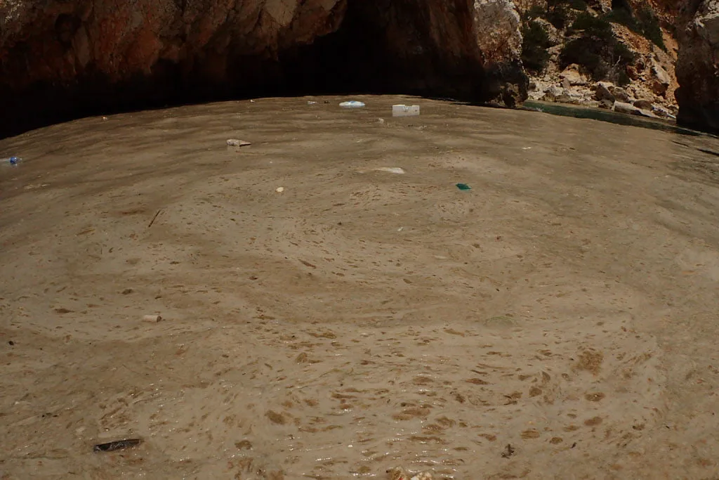 Vertidos de una embarcación cerca del Ambolo de Jávea