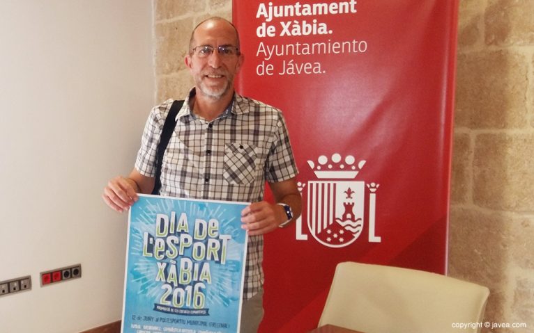 Vicent Colomer con el cartel del Día de l' Esport