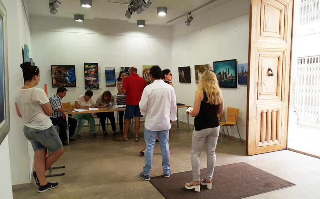 Votación en un colegio electoral de Xàbia