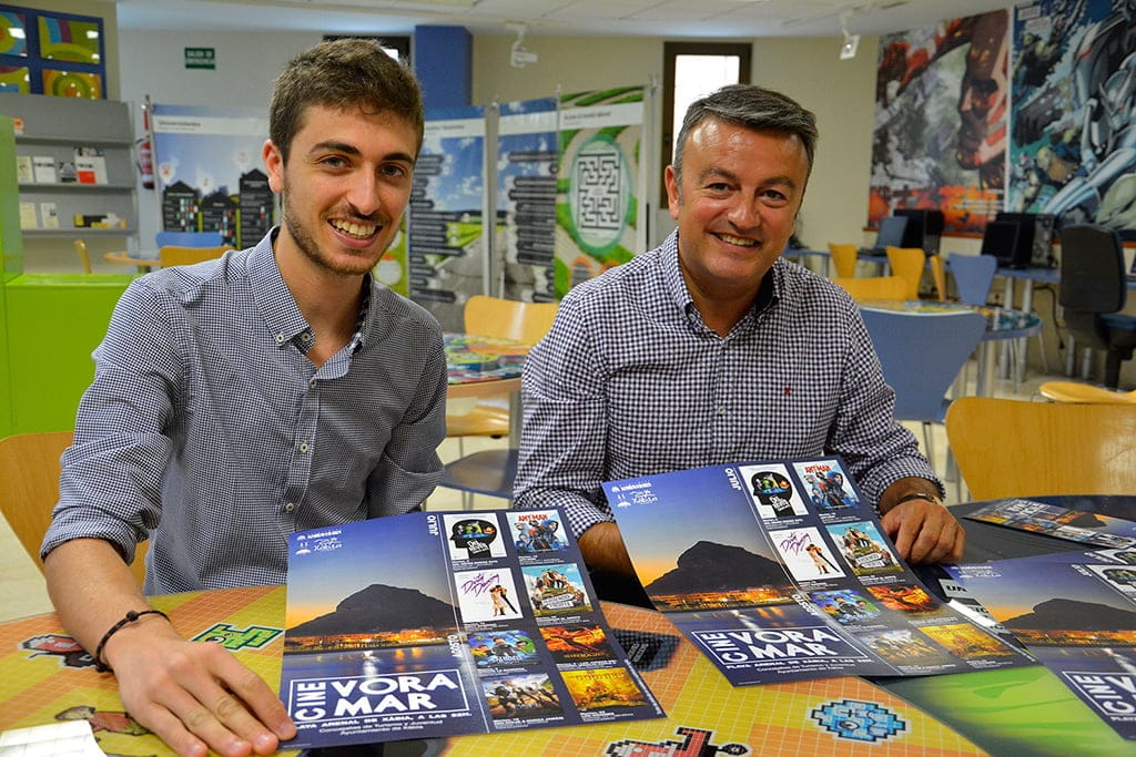 Ximo Segarra y José Chulbi presentando el Cine Vora Mar