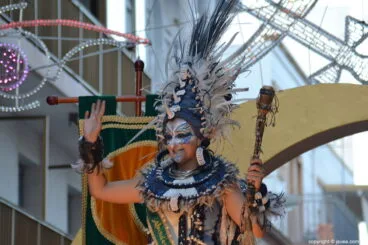 Abanderada mora saludando al publico