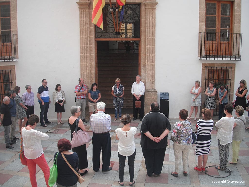 Minuto de silencio en el ayuntamiento de Xàbia