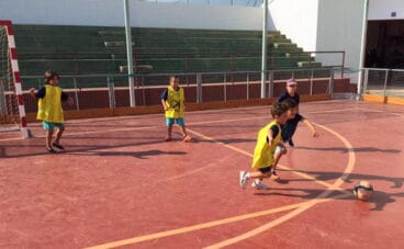 Alumnos practicando fútbol Sala